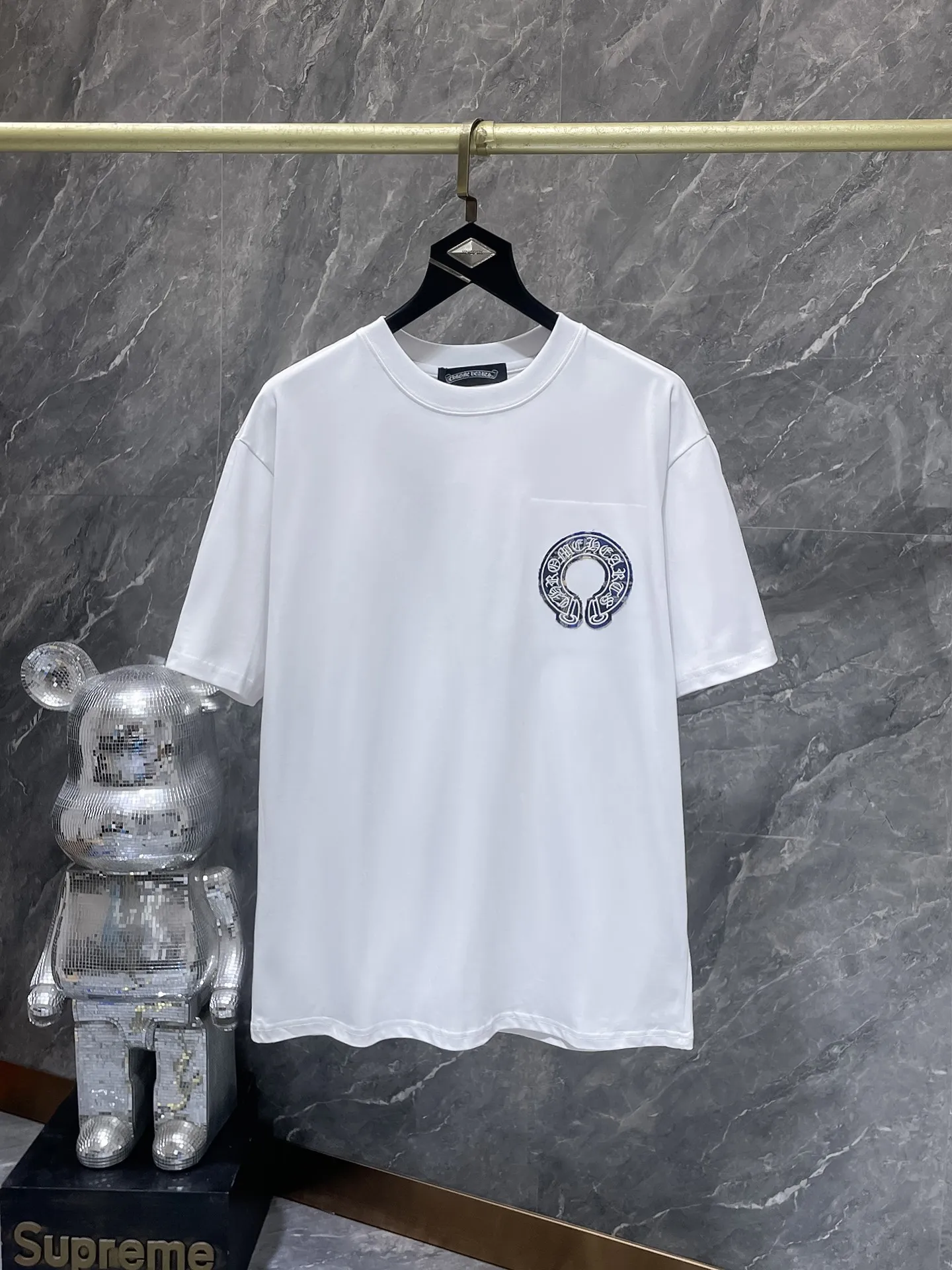 P160 New Chrome Hearts 25ss for summer. High-weight, environmentally friendly and high-quality top-grade fabric. 280g Chrome Horseshoe Contrast Color Patch Short Sleeves. Heavy-duty pure hand-cut patch embroidery technology. Counter synchronization. Re-engraved version 1:1. Recommended Color: Black White. Size: S, M, L, XL.